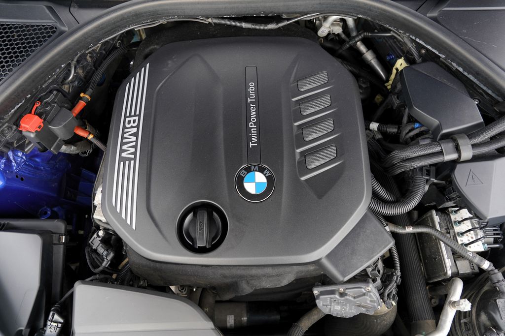 bmw-rada-3-320d-xdrive-mpaket-lasery-kuze-cr - 9