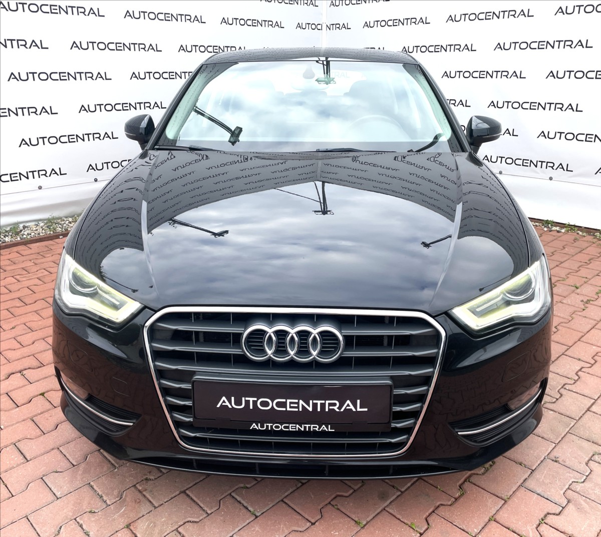 audi-a3-1-4-tfsi-s-line-90kw-navi-servisovano - 1