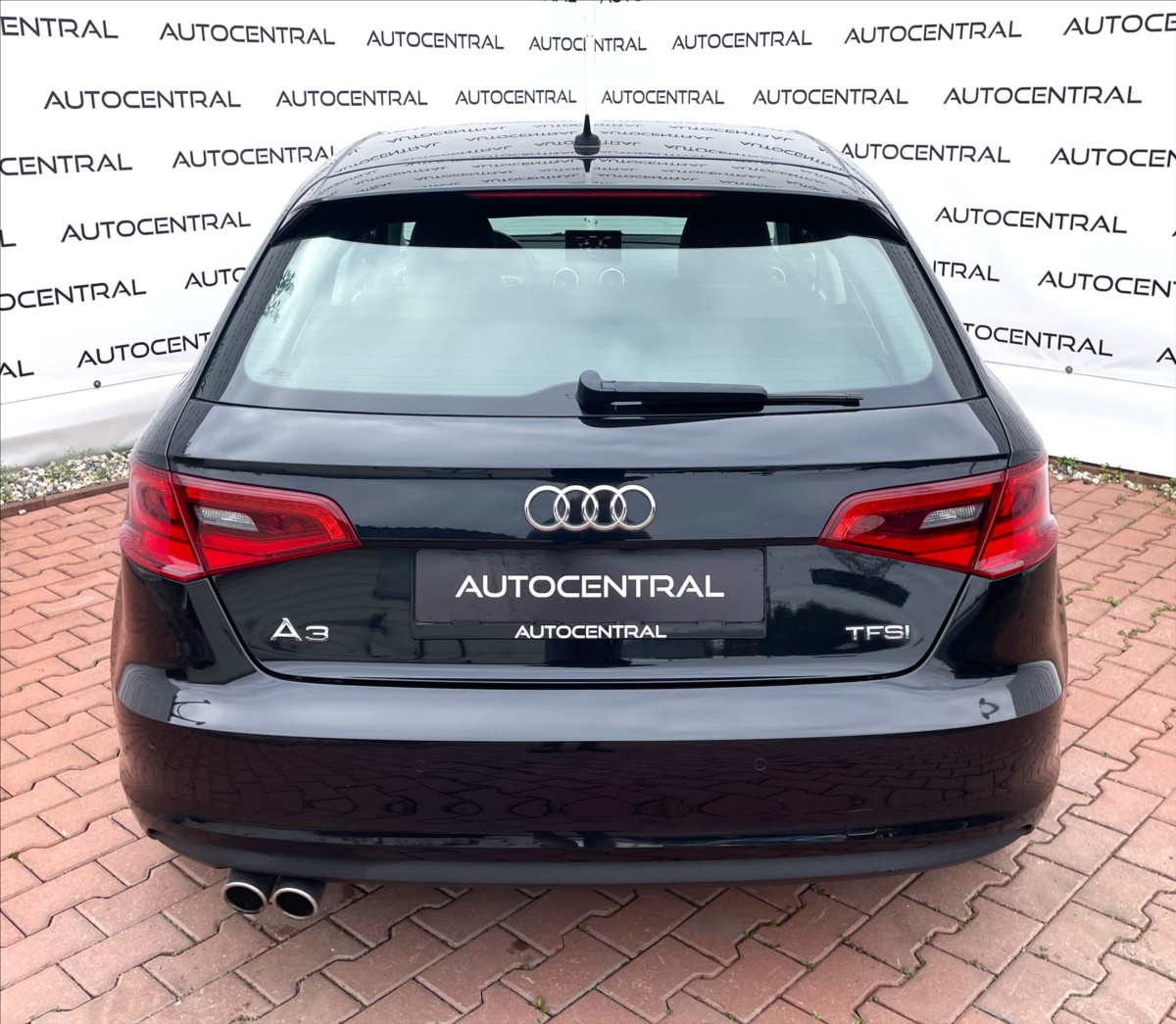 audi-a3-1-4-tfsi-s-line-90kw-navi-servisovano - 4