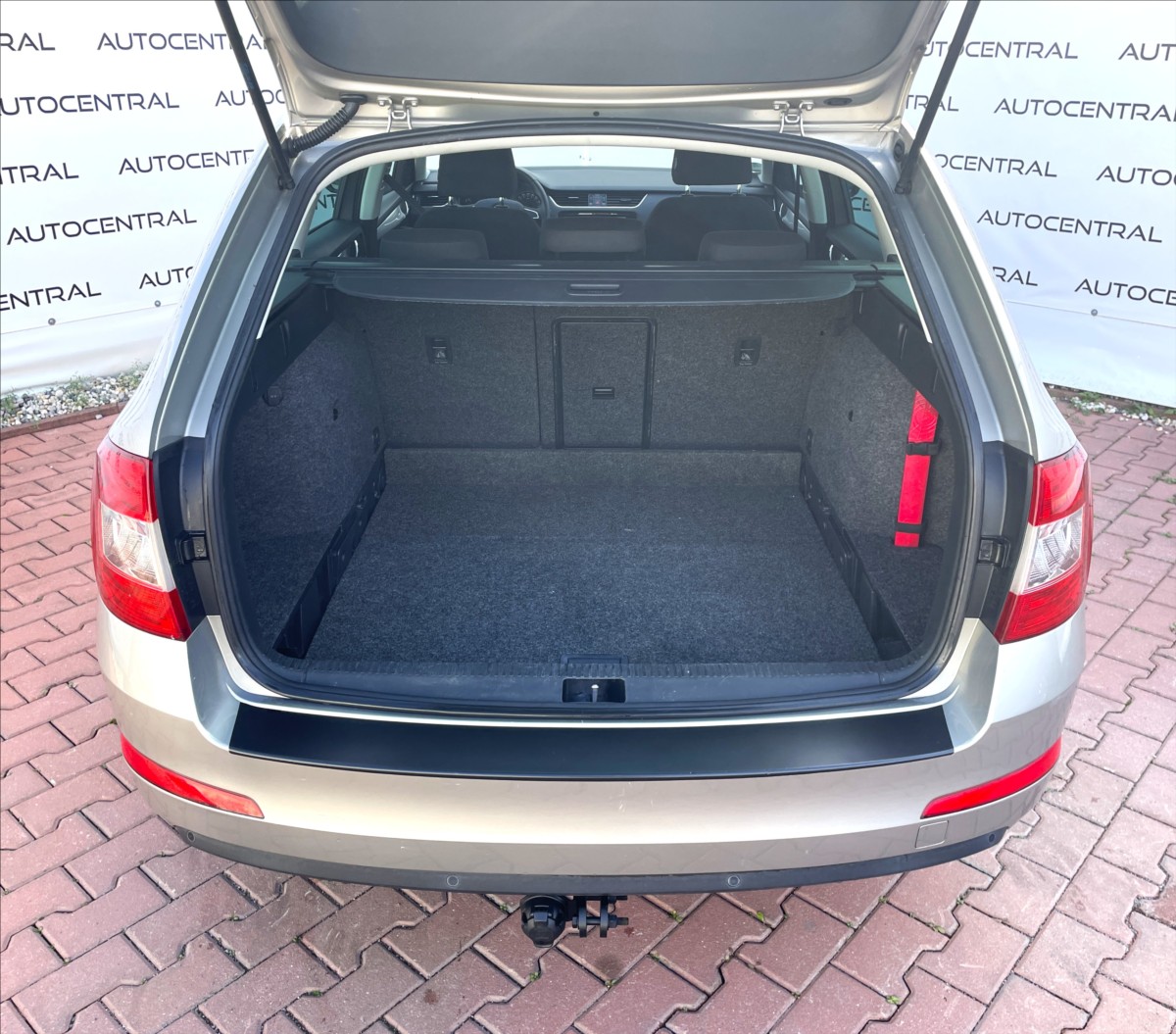 skoda-octavia-1-2-tsi-81kw-111t-km-1-majitel-servisovano - 9