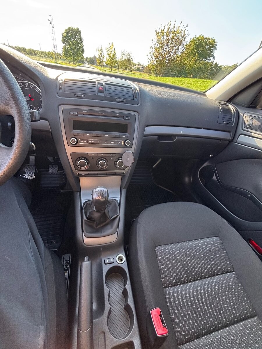 skoda-octavia-1-6-tdi-77-kw-2011-102-000-km - 8