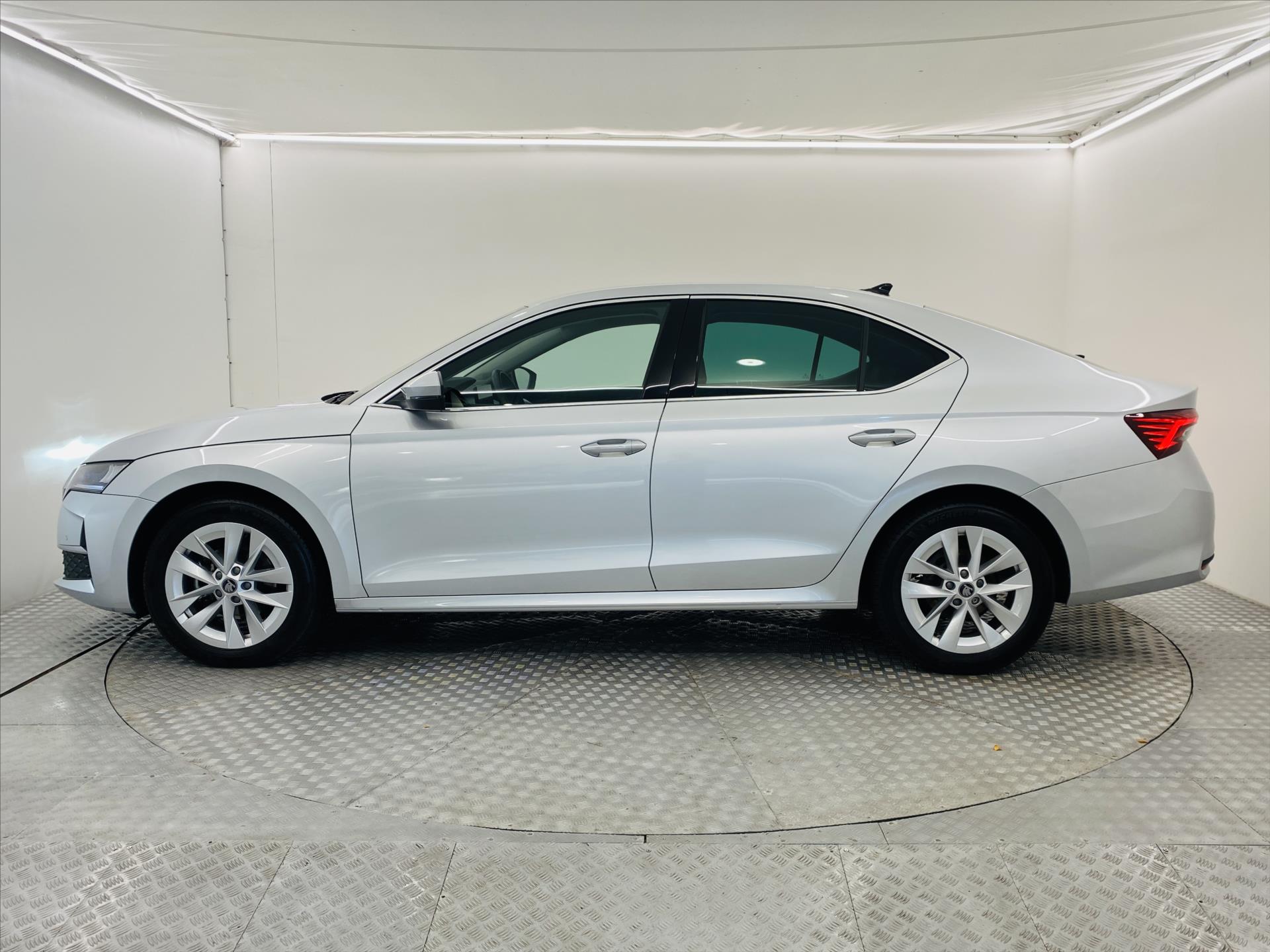 skoda-octavia-1-5-tsi-m-hev-110kw-dsg-top-selection - 2