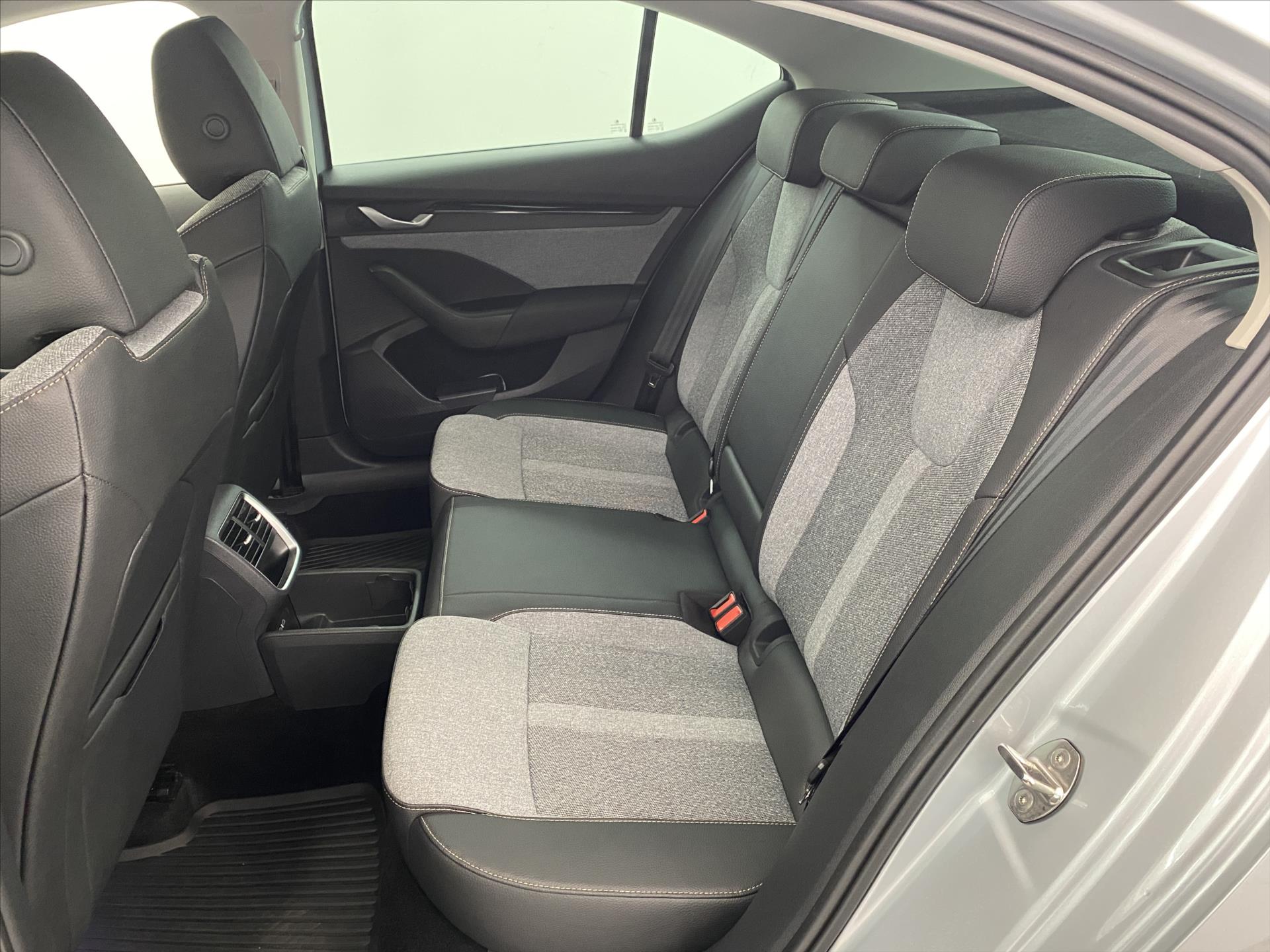 skoda-octavia-1-5-tsi-m-hev-110kw-dsg-top-selection - 5