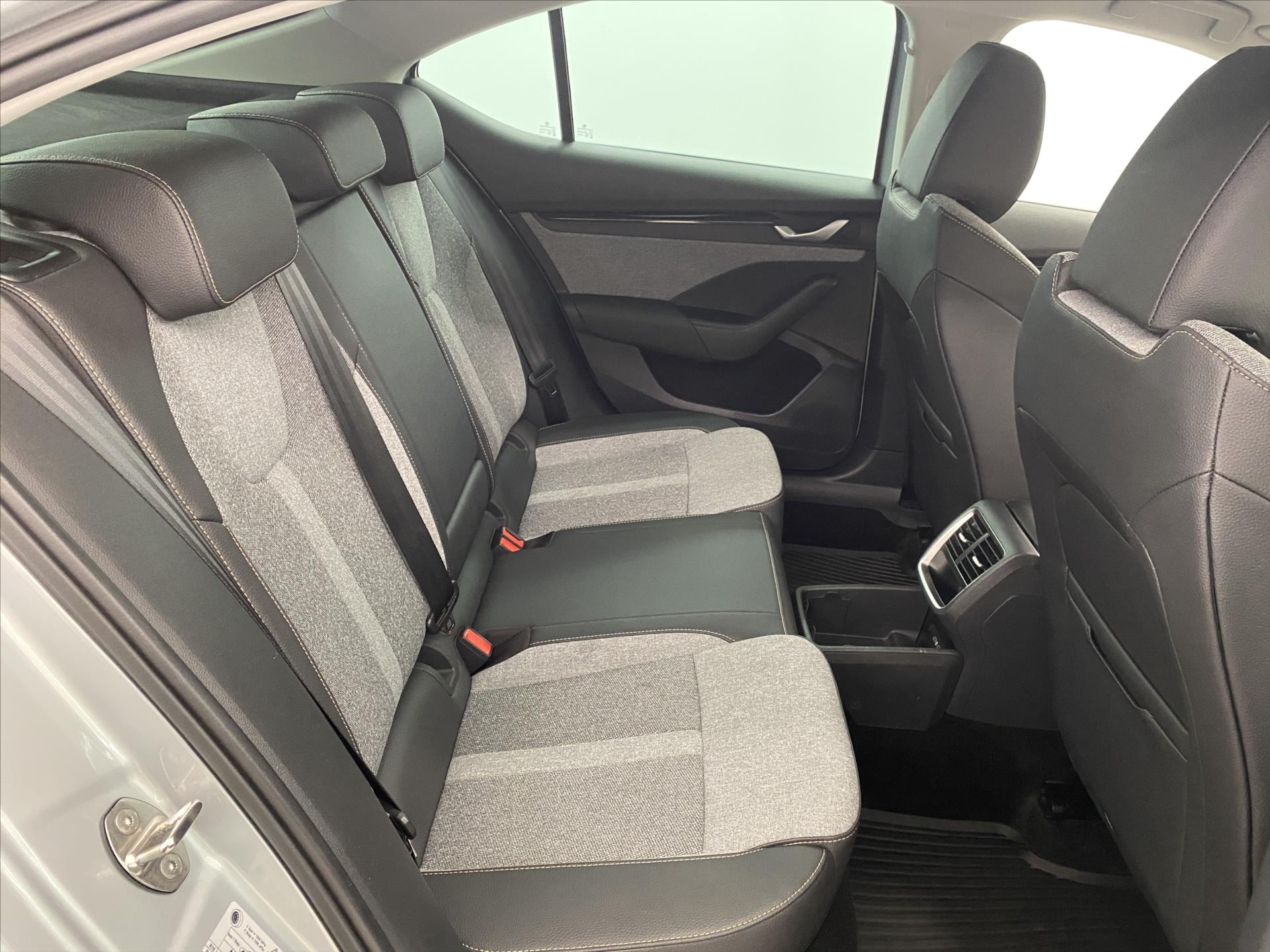 skoda-octavia-1-5-tsi-m-hev-110kw-dsg-top-selection - 6