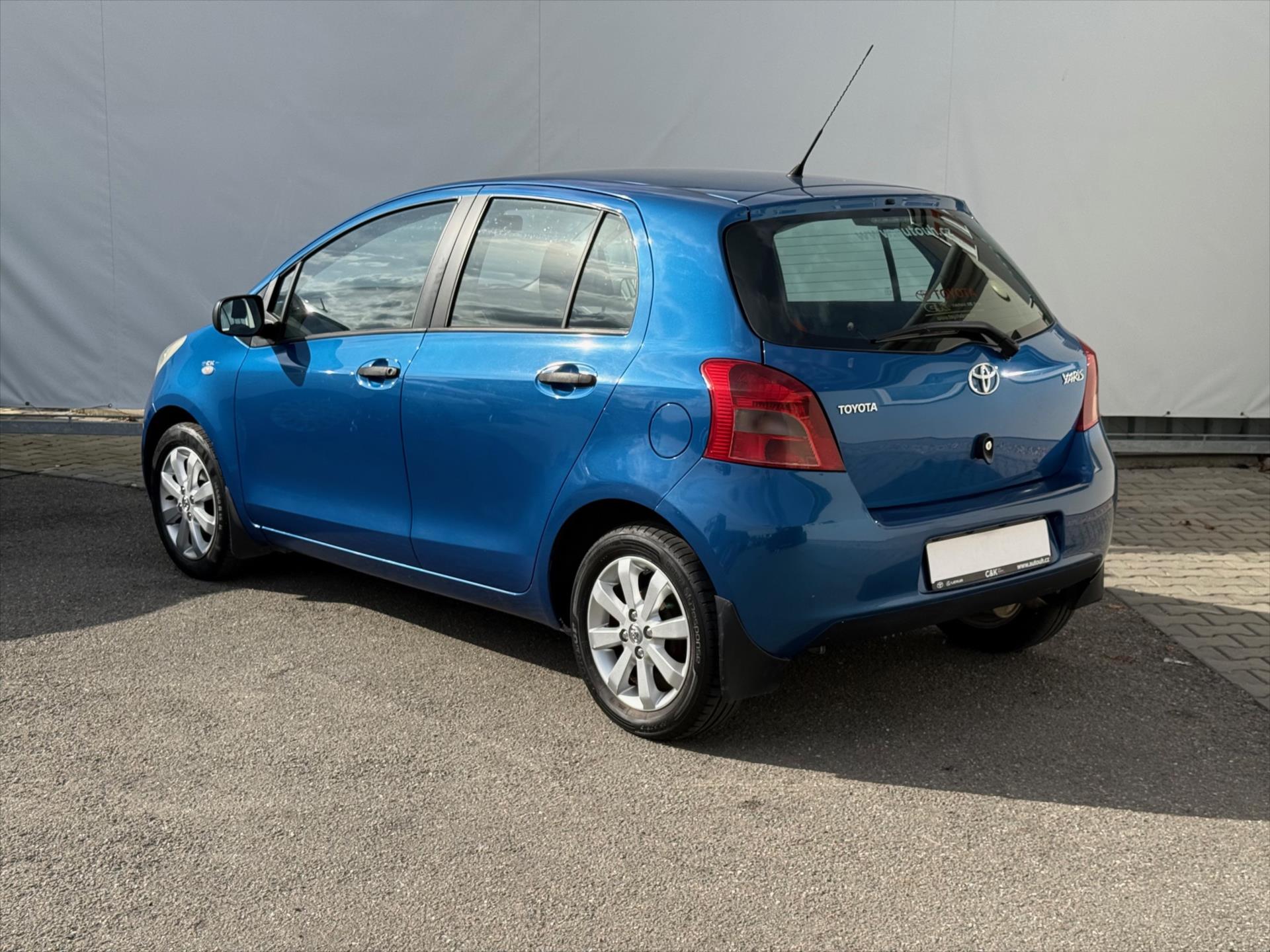 toyota-yaris-1-3-terra-cool-rezervace - 3