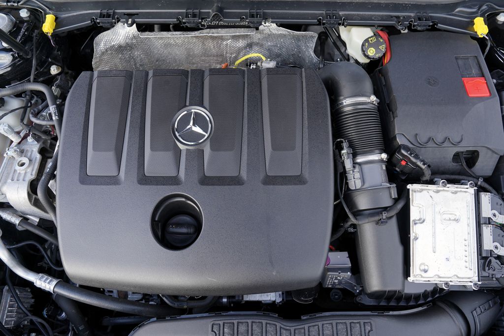 mercedes-benz-tridy-a-a-180d-amg-7at-kuze-designo-cr - 9