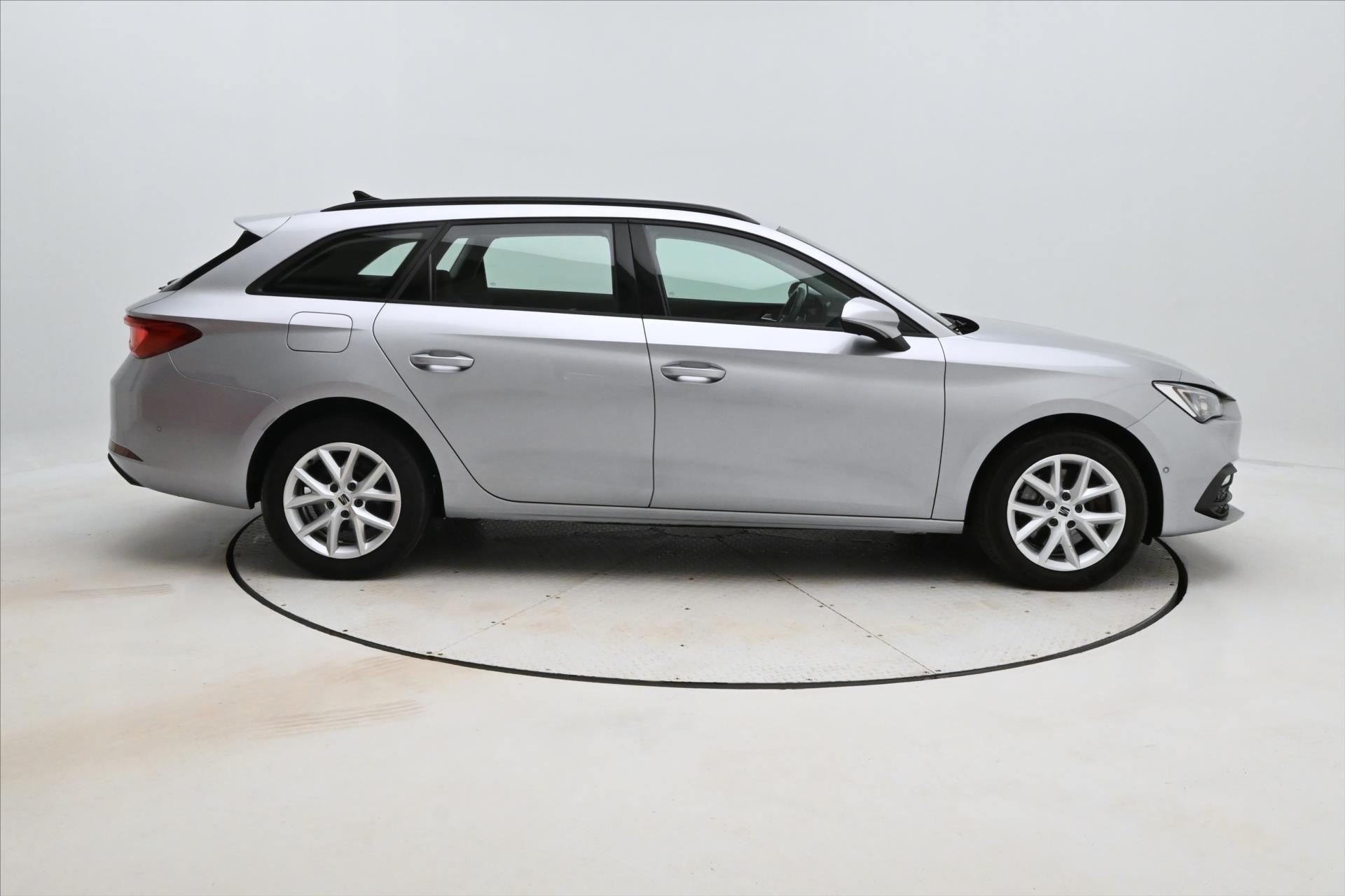 seat-leon-2-0-tdi-110-kw-style-zaruka-az-5-let - 3