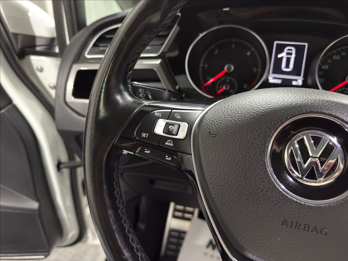 volkswagen-touran-1-6-tdi-join-acc-panorama - 9