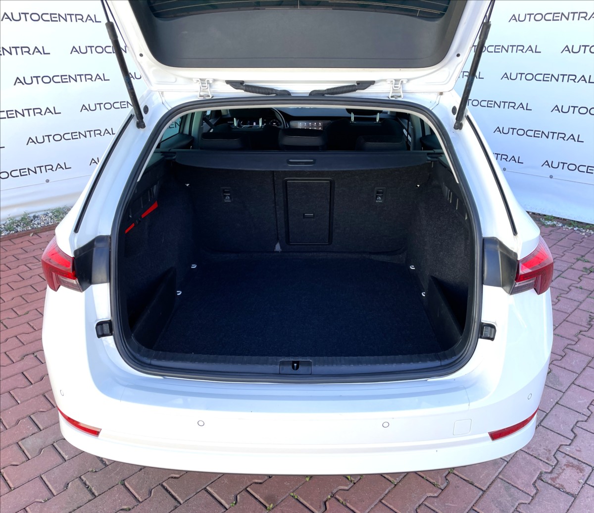 skoda-octavia-2-0-tdi-85kw-1-maj-cr - 9