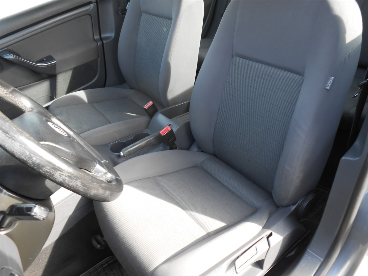volkswagen-golf-1-4-i-16v-cz-serviska - 7